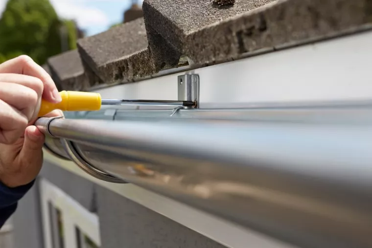 Professionnel pour pose de gouttières en alu d'un seul tenant fabriquées sur mesure, Perpignan, Horn Gouttière Alu